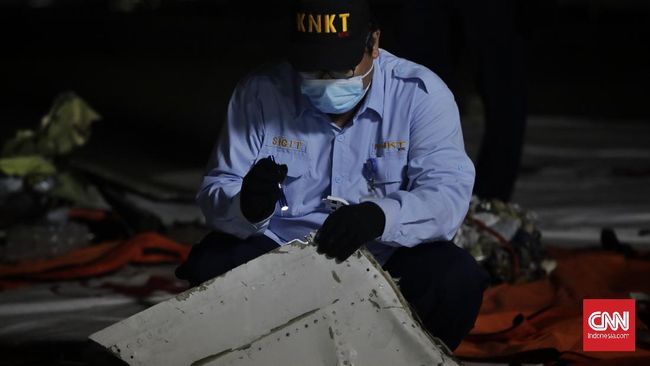Petugas KNKT menata dan memeriksa serpihan pesawat Sriwijaya Air SJ 182 yang jatuh di perairan Pulau Seribu.