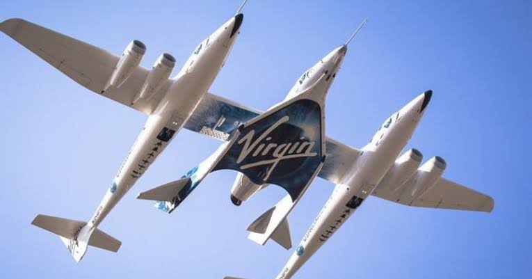 Roket pembawa Virgin Galactic, WhiteKnightTwo, dengan pesawat penumpang antariksa SpaceShipTwo, lepas landas dari Mojave Air and Space Port di Mojave, California, 22 Februari 2019.