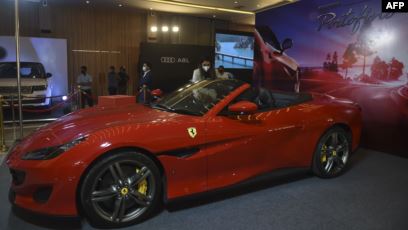 Mobil Ferrari `Portofino` dalam pameran dua hari `Auto de Glam Expo` di pinggiran Ahmedabad, 30 Januari 2021. Foto: VOAIndonesia.com