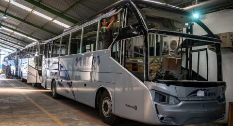 Pekerja merakit bus di Pabrik Karoseri CV Laksana, Bergas, Kabupaten Semarang, Jawa Tengah, Kamis (11/7/2019). Foto: Suara.com