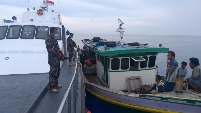Penangkapan kapal ikan Indonesia oleh kapal Pengawas Perikanan HIU 02 di perairan Laut Banda.(foto:Istimewa)