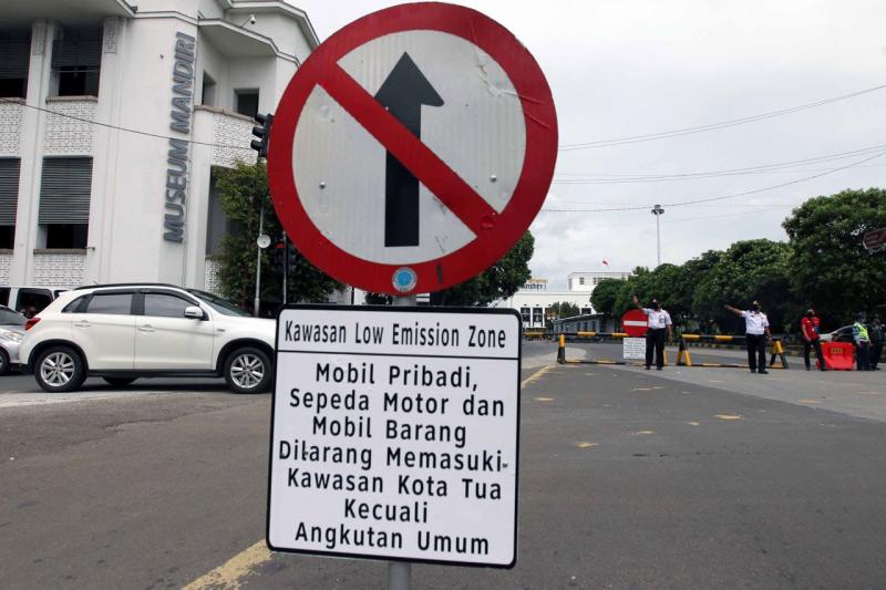 Petugas melakukan pengaturan lalu lintas dengan melakukan pengalihan arus kendaraan yang akan menuju kawasan Kota Tua, Jakarta, Jumat (18/12/2020).(foto ilustrasi: sindonews)