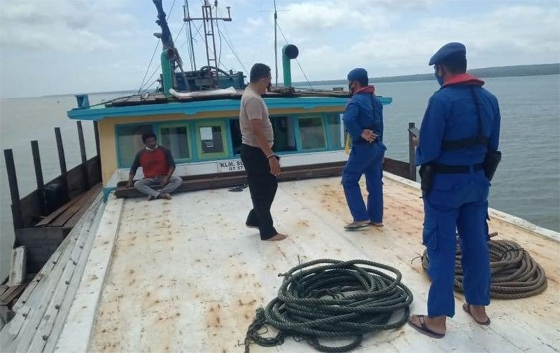 Diterjang Ombak Besar Demi Keselamatan Kapal Asal Lamongan Buang Muatan Sembako Ke Laut