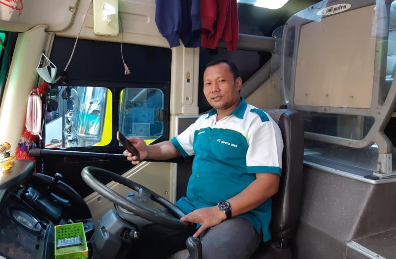 Santo bersiap mengemudikan bus Garuda Mas dari Terminal Tanjung Priok arah Blora.