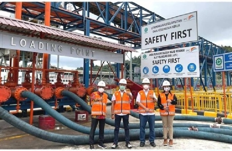 Dirut PTP Multipurpose, Drajat Sulistyo saat berkunjung di Terminal Curah Cair Gaung, Teluk Bayur. (Foto:humas PTP Multipurpose) 