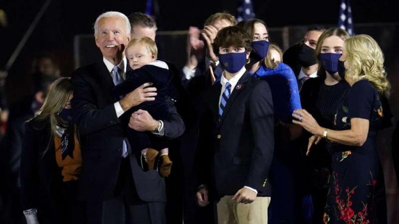 Joe Biden bersama cucunya, bayi Beau, putra Melissa Cohen Biden dan Hunter Biden. (Foto: EN24 News)