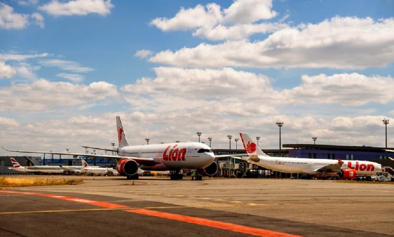 Pesawat Lion Air berbody besar jenis Airbus 330-900NEO tiba di Bandara Soetta, Tangerang, Ahad (31/1/2021). (Ilustrasi)