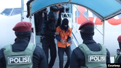 Salah seorang dari 26 terduga teroris yang ditangkap di Makassar dan Gorontalo, diterbangkan ke Jakarta, Kamis (4/2). (Photo Courtesy : Mabes Polri )
