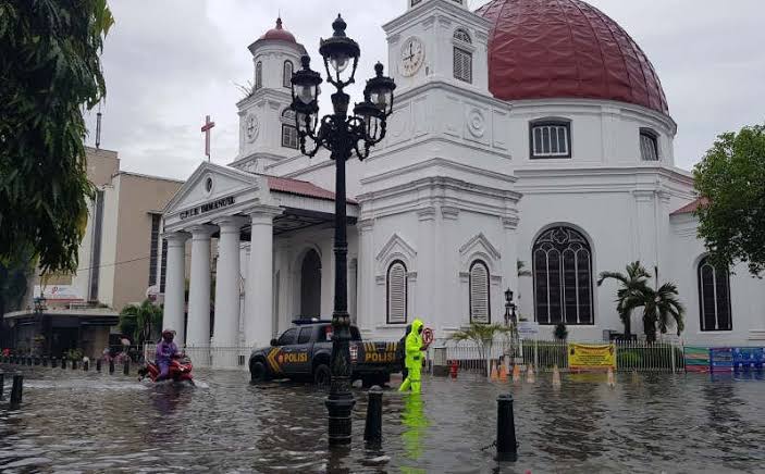 Kota Lama Semarang banjir. Foto: Okezone.com