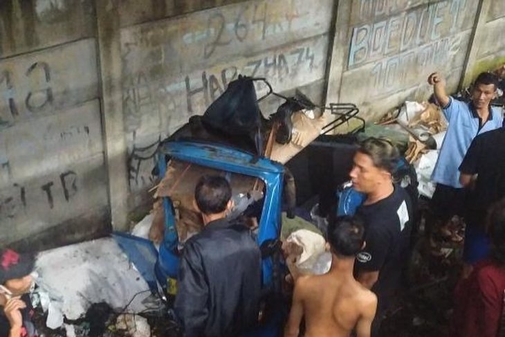 Kondisi bajaj rusak berat, usai diserempet kereta di di perlintasan kereta api Jalan Marga, RW 03, Duri Kosambi, Cengkareng Jakarta Barat, Kamis (4/2/2021). (Ist)