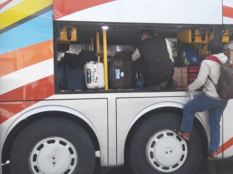 Sepanjang perjalanan, pramugara juga bertugas memberikan snack kepada penumpang bus tujuan Solo dan bertarif Rp350.000 tersebut. Foto: BeritaTrans.com/Aksi.id/bagas