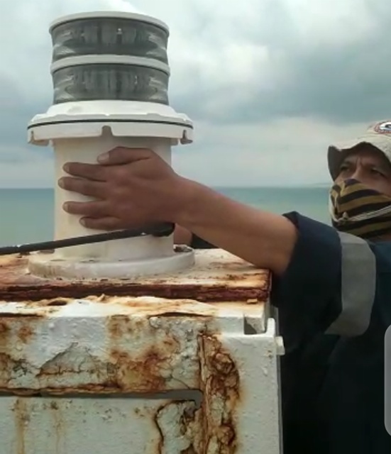 Fungsi lampu suar ini tergolong vital untuk keselamatan pelayaran kapal dan perahu nelayan, yang hilir-mudik ke Tempat Pelelangan Ikan (RPI)  Binuangeun