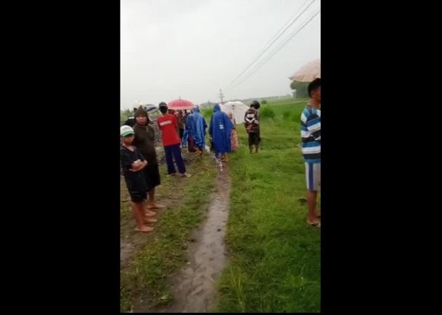 Tangkapan layar warga melihat korban kecelakaan sepeda motor tertabrak KA Jayakarta di perlintasan tanpa palang pintu KM 144, Dusun Kopen, Desa Sidorejo, Saradan, Kabupaten Madiun, Rabu (3/2/2021) sekitar pukul 16.30 WIB. (Istimewa)