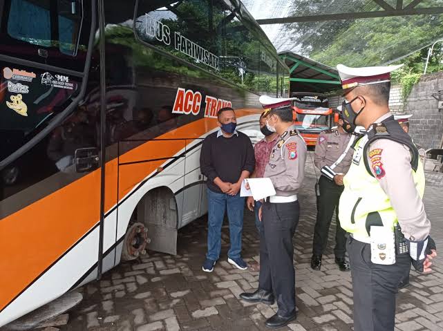 Satlantas Polres Gresik lakukan pengecekan kendaraan bus. Foto: Klikjatim.com