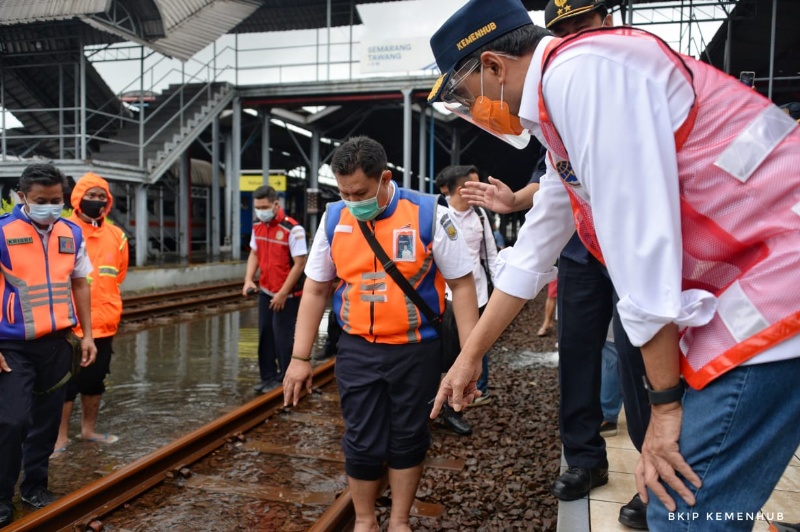 Menhub saat meninjau Stasiun Kereta Api Tawang, Semarang, Ahad (7/2/2021) (BKIP)