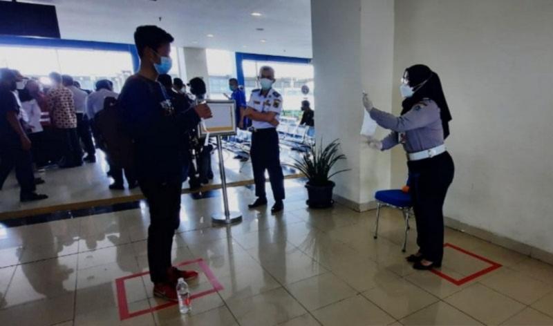 Penumpang dan awak bus di Terminal Terpadu Pulogebang memperoleh arahan dari petugas saat menjalani uji coba tes cepat COVID-19 menggunakan alat GeNose di lantai dua Terminal Terpadu Pulogebang, Jakarta Timur, Ahad (7/2/2021)