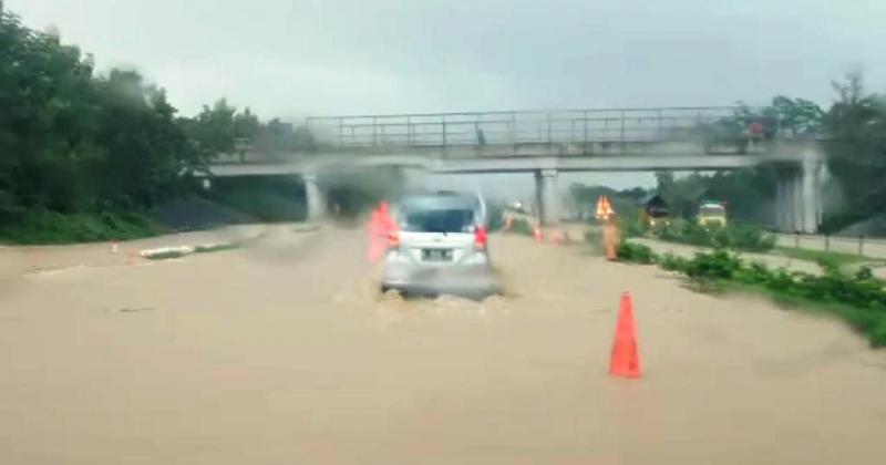 Jalan tol Cipali KM 136 banjir akibat luapan kali Cilalanang. (Ist.)  