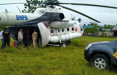 Helikopter yang mendarat darurat di Lapangan Sepak Bola di Blok D, Kampung Benyom Jaya I, Distrik Nimbongkrang, Kabupaten Jayapura, Minggu (7/2/2021).(HUMAS POLDA PAPUA)