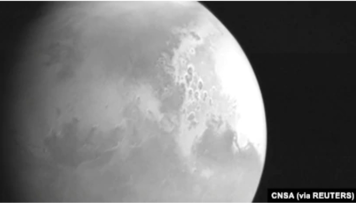 Gambar pertama Mars yang diambil oleh pesawat tak berawak Tianwen-1 China terlihat di gambar selebaran yang dirilis oleh Badan Antariksa Nasional China (CNSA) 5 Februari 2021. (Foto: CNSA via REUTERS)