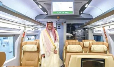 Gubernur Madinah Pangeran Faisal bin Salman naik kereta Haramain berkecepatan tinggi dari Madinah ke Makkah pada Jumat (16/4).(Foto: Istimewa)