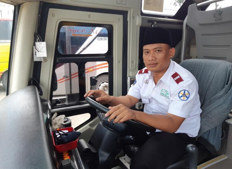 Pengemudi bus Sudiro Tungga Jaya bernama Tri.