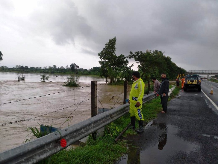Petugas Polsek Terisi memantau perkembangan banjir yang merendam tol Cipali Km 136+100 sampai 136+300 jalur B Cirebon arah Jakarta. (Ist.)