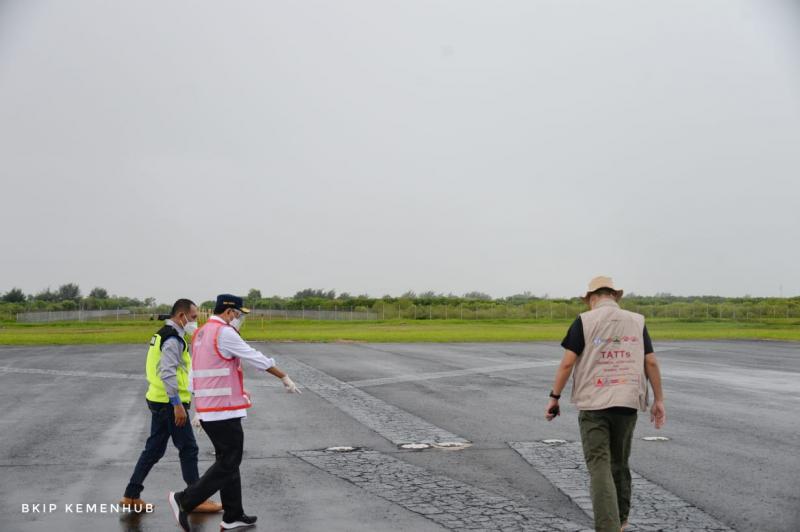 Menhub di runway Bandara Ahmnad Yani Semarang, Ahad (7/2/2021) (BKIP)