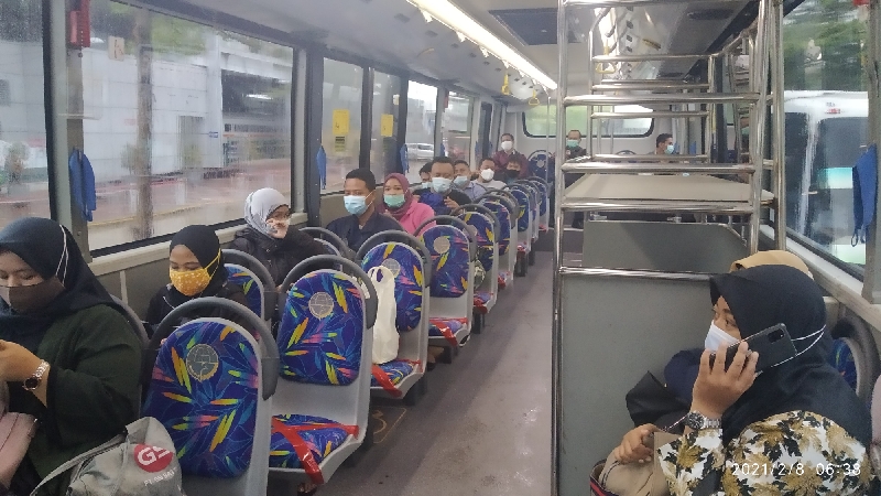 Penumpang Bus gratis BPTJ di Stasiun Cikarang (foto:BeritaTrans.com/ahmad) 