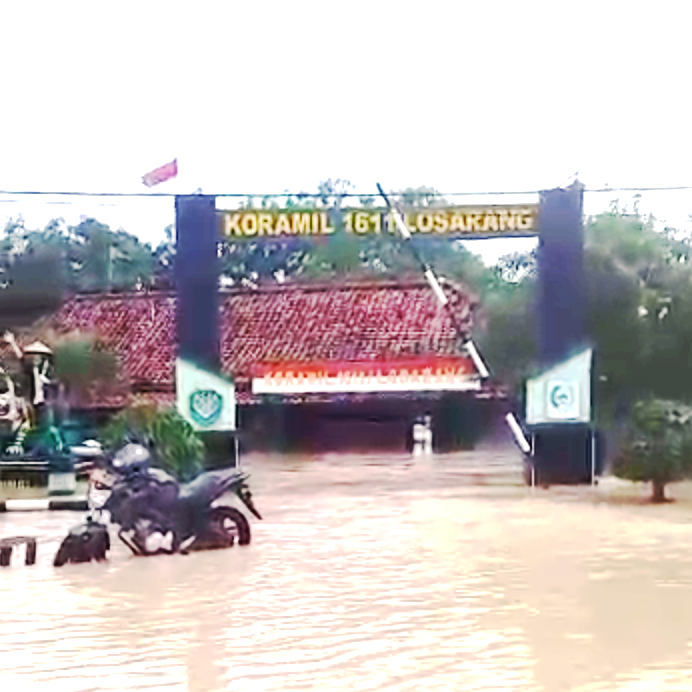 Markas Koramil Losarang Senin (08/02/2021) Asyar terendam banjir cukup parah setinggi dada orang dewasa. (Taryani)    