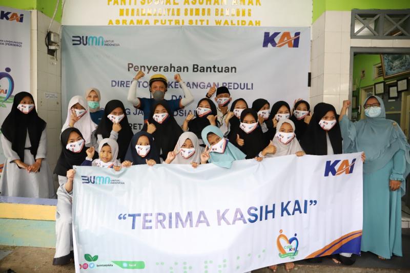 Bantuan ini diserahkan secara simbolis oleh VP Financial Administration KAI Sri Hartatik kepada Kepala Asrama Putri Panti Sosial Asuhan Anak Muhammadiyah, Sumur Bandung, Yusuf Tajiri. 