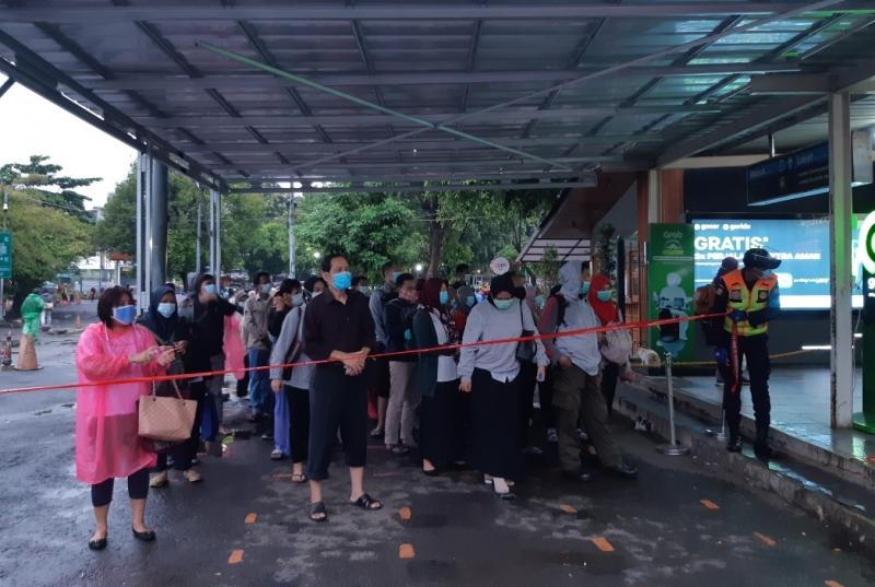 Pengguna KRL antre saat hendak melakukan tap tiket di pintu utara Stasiun Bekasi, Jawa Barat, Senin (8/2/2021) pagi.