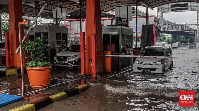 Pintu Gerbang Tol Bandara Kertajati di Tol Cipali ditutup akibat banjir.