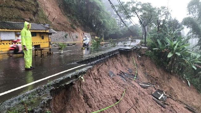 Arus kendaraan dari arah Bogor menuju Cianjur dan sebaliknya sempat terhambat akibat longsor yang terjadi di Desa Ciloto, Cipanas, Puncak.