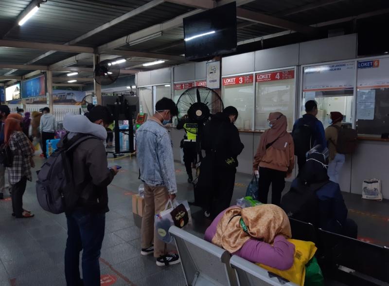 Penumpang KA Bengawan antre ambil uang kompesasi di loket Stasiun Bekasi, Senin (8/2/2021).
