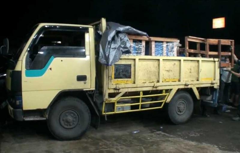Petugas BNN mengamankan ganja seberat 500 kilogram di dalam truk di Parung, Kabupaten Bogor, Selasa 9 Februari 2021.(foto:Istimewa)