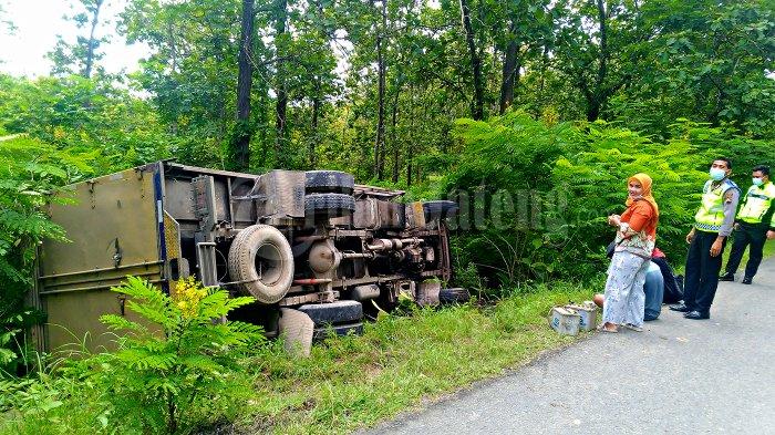 Kecelakaan truk boks terguling di kawasan hutan Blora tepatnya di Dukuh Banyuasin Blora-Randublatung. (Foto:Istimewa) 