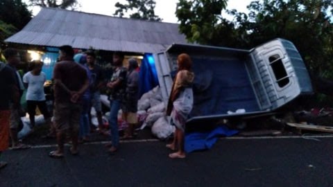 Sebuah mobil pikap menabrak tenda pengungsian milik warga di Jalan Trans Sulawesi, Mamuju, Sulawesi Barat. (Foto: Istimewa)