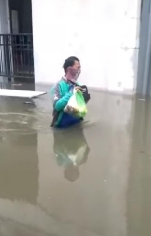 Driver Ojol terobos banjir di Semarang demi antar orderan makanan (foto:instagram.com/@gojek24jam)