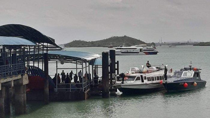 Kapal penumpang Rahmat Jaya 09 mendadak `dipepet` kapal patroli Bea Cukai Batam di Pelabuhan Ferry Domestik Sekupang, Batam, Selasa (9/2/2021). (Foto:istimewa/tribunnews.com) 
