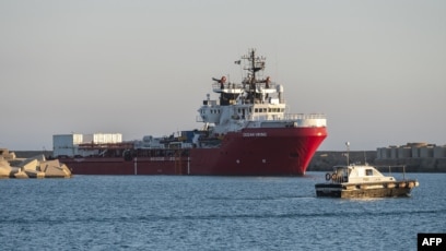 Migran di atas kapal penyelamat Ocean Viking yang dioperasikan oleh kelompok amal SOS Mediterranee, tiba di pelabuhan Porto Empedocle, pulau Sisilia, 6 Juli 2020. (Foto: dok).