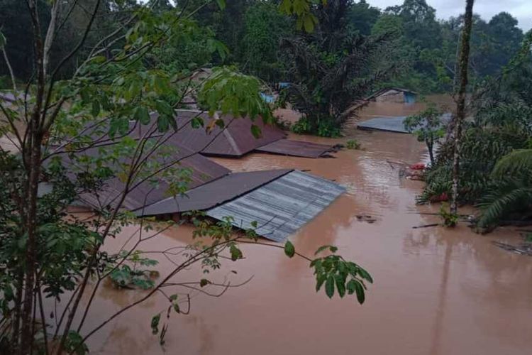 Kabupaten Bengkanyang, Kalimantan Barat diredam banjir kiriman dari Malaysia.