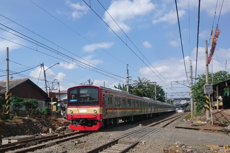 KRL melaju di line Stasiun Bekasi Timur-Stasiun Bekasi.