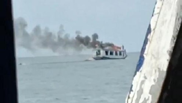 Kapal penumpang terbakar di Laut Makassar (foto:tangkapan layar dok. Istimewa/detik.com)