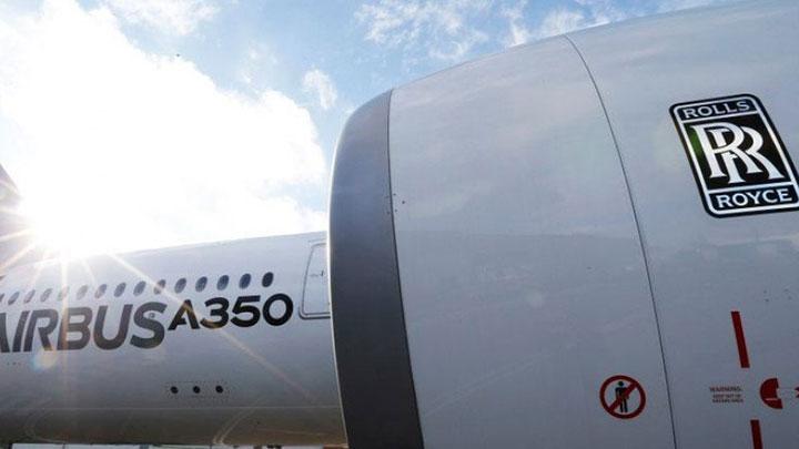 Sebuah pesawat Airbus A350 tampak dengan logo Rolls-Royce di kantor pusat Airbus di Toulouse, Prancis, 4 Desember 2014. REUTERS/Regis Duvignau