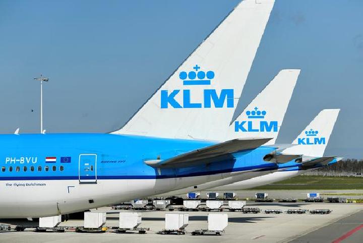 Pesawat KLM terlihat diparkir di Bandara Schiphol di Amsterdam, Belanda, 2 April 2020. [REUTERS / Piroschka van de Wouw / File Photo]