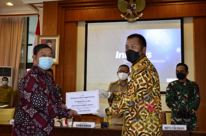 Penyampaian santunan SJ 182 di Pontianak, Selasa (9/2/2/2021)