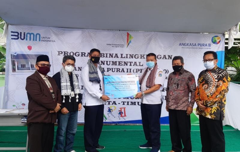 Penyerahan satu unit ruang kelas MTsN Munjul, Jakarta Timur senilai Rp241.197 juta.