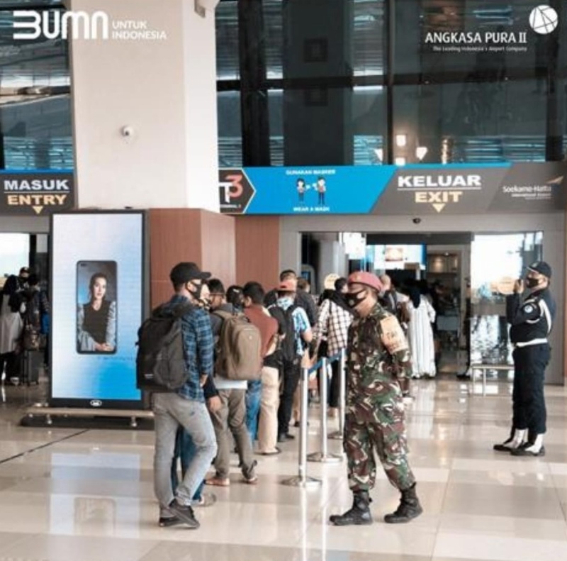 Suasana antrean menuju pesawat dari boarding room bandara Soekarno-Hatta