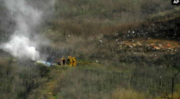 Para petugas pemadam kebakaran di lokasi kecelakaan helikopter yang menewaskan mantan pebasket NBA, Kobe Bryant, di Calabasas, California, 26 Januari 2020. (Foto: AP)