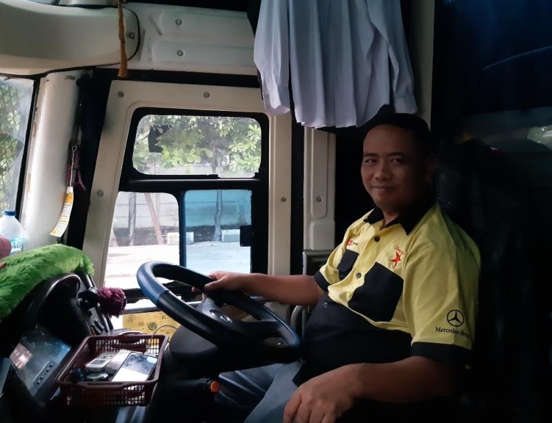 Anto pengemudi bus PO Sempati Star, tengah mengetemkan mobilnya di Terminal Pulo Gebang.